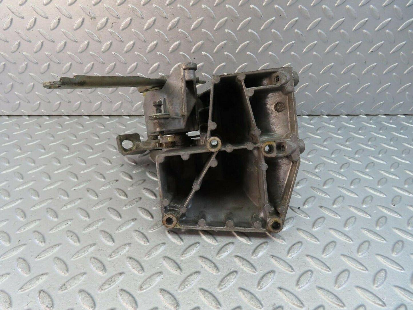 9509 Mercedes-Benz C124 300CE Coupe Power Steering Pump Bracket 1264660641