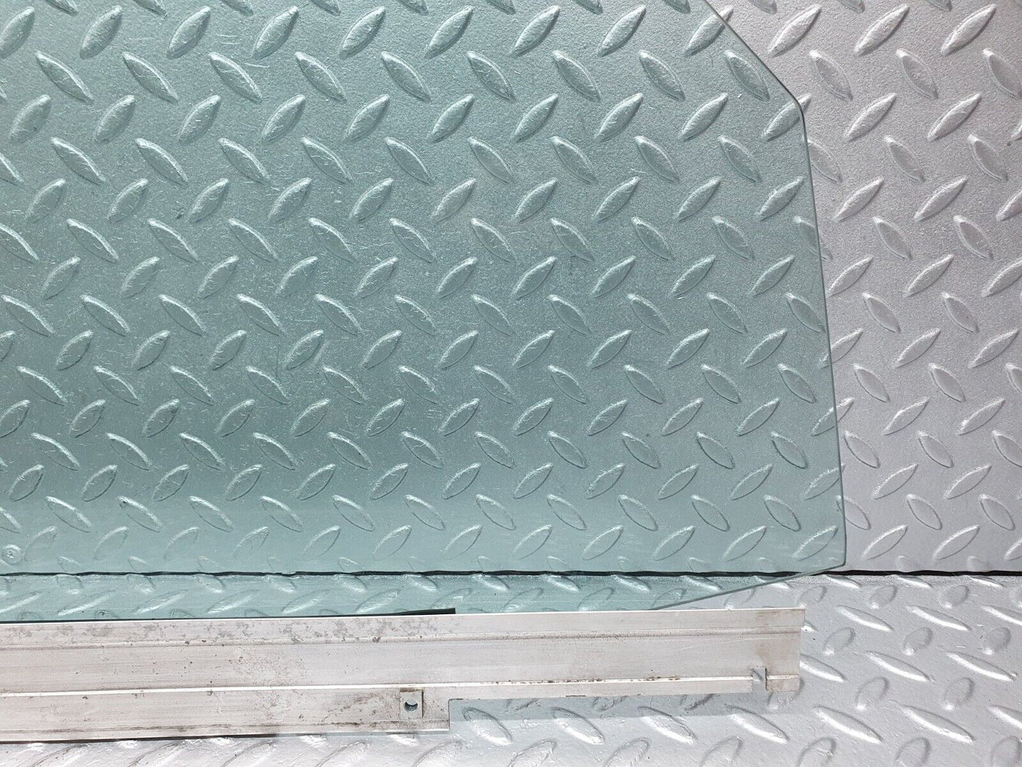 41122 Mercedes-Benz W126 300SE Front Right Door Window Glass