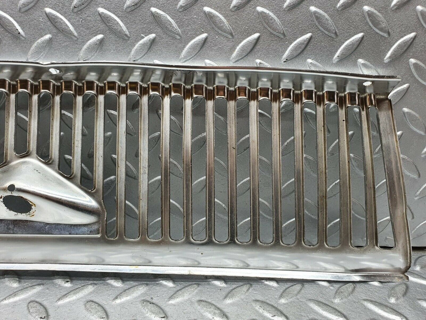 0160 Mercedes-Benz W116 350SE Air Intake Grill Chrome