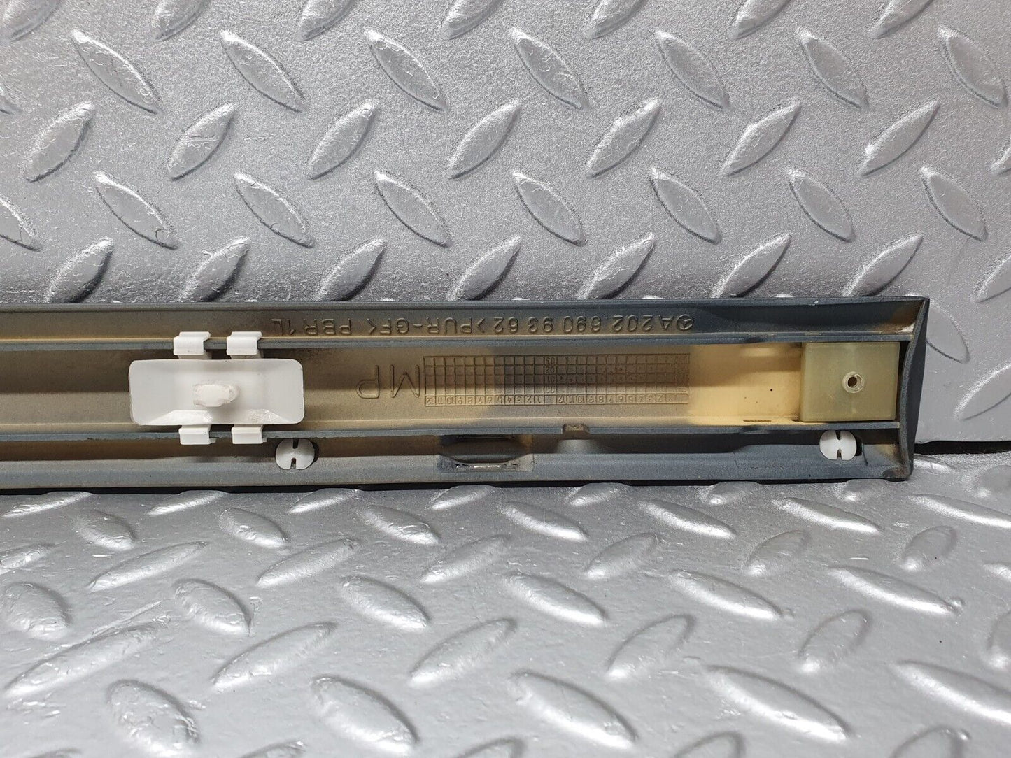 41805 Mercedes-Benz W202 C200 Front Left Door Centre Moulding Trim 2026909362