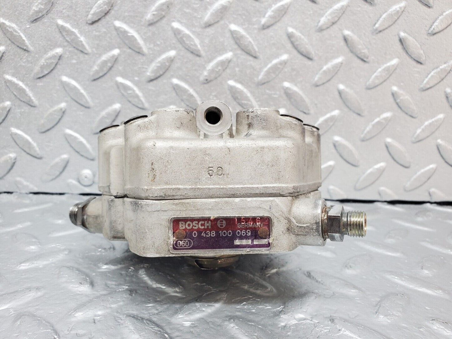 44284 Mercedes-Benz W123 280E Fuel Distributor Bosch 0438100069
