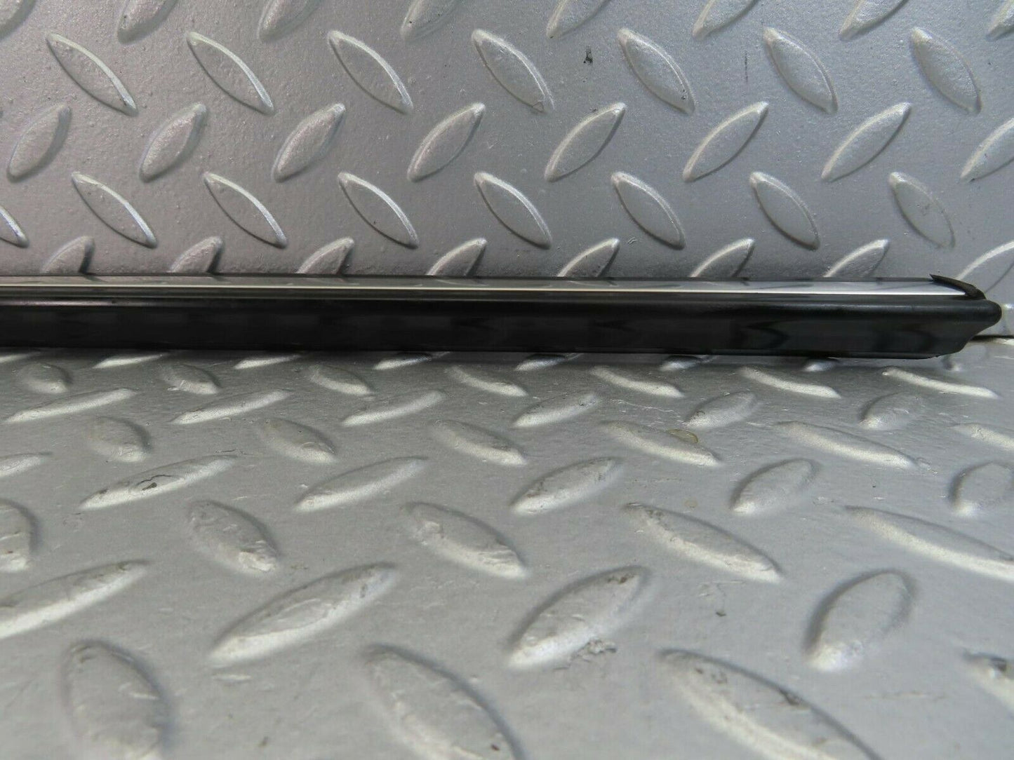 10239 Mercedes-Benz W123 Front Left Door Centre Moulding Trim