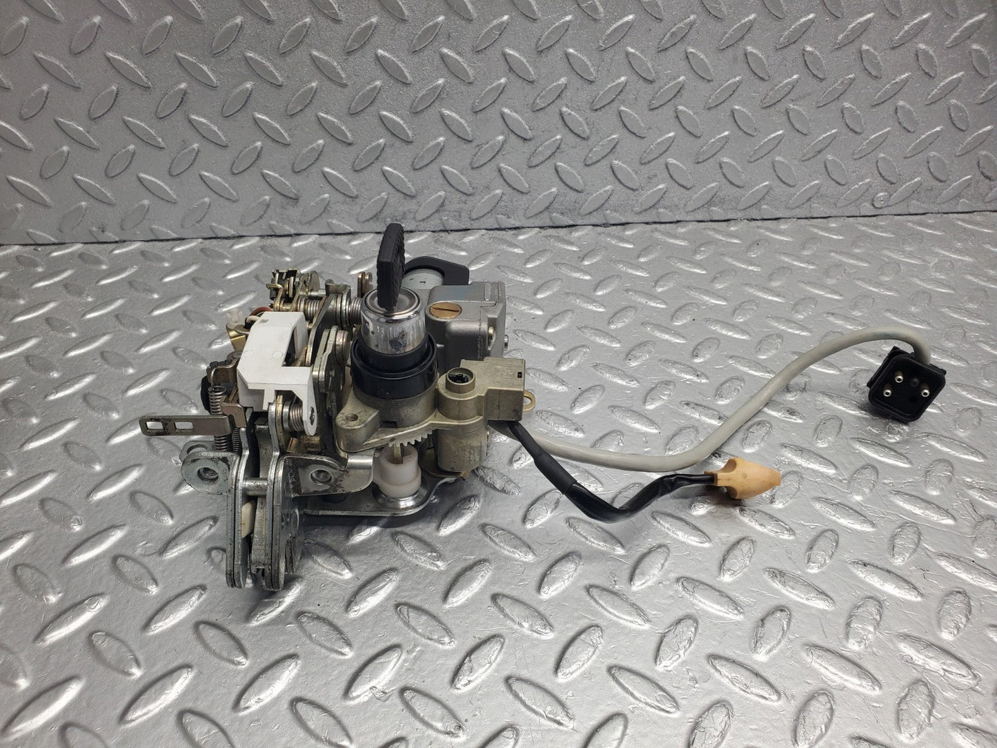 W124 Wagon trunk lock with key used OEM