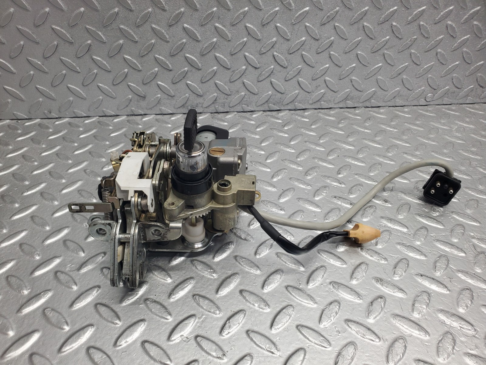 W124 Wagon trunk lock with key used OEM