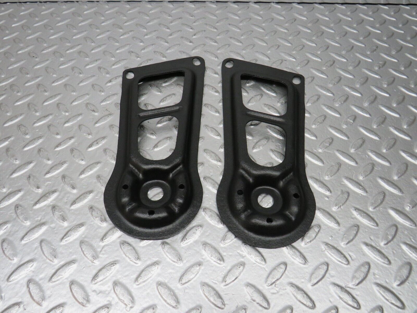 31122 Mercedes-Benz W123 200D Rear Suspension Axle Mounting Bracket
