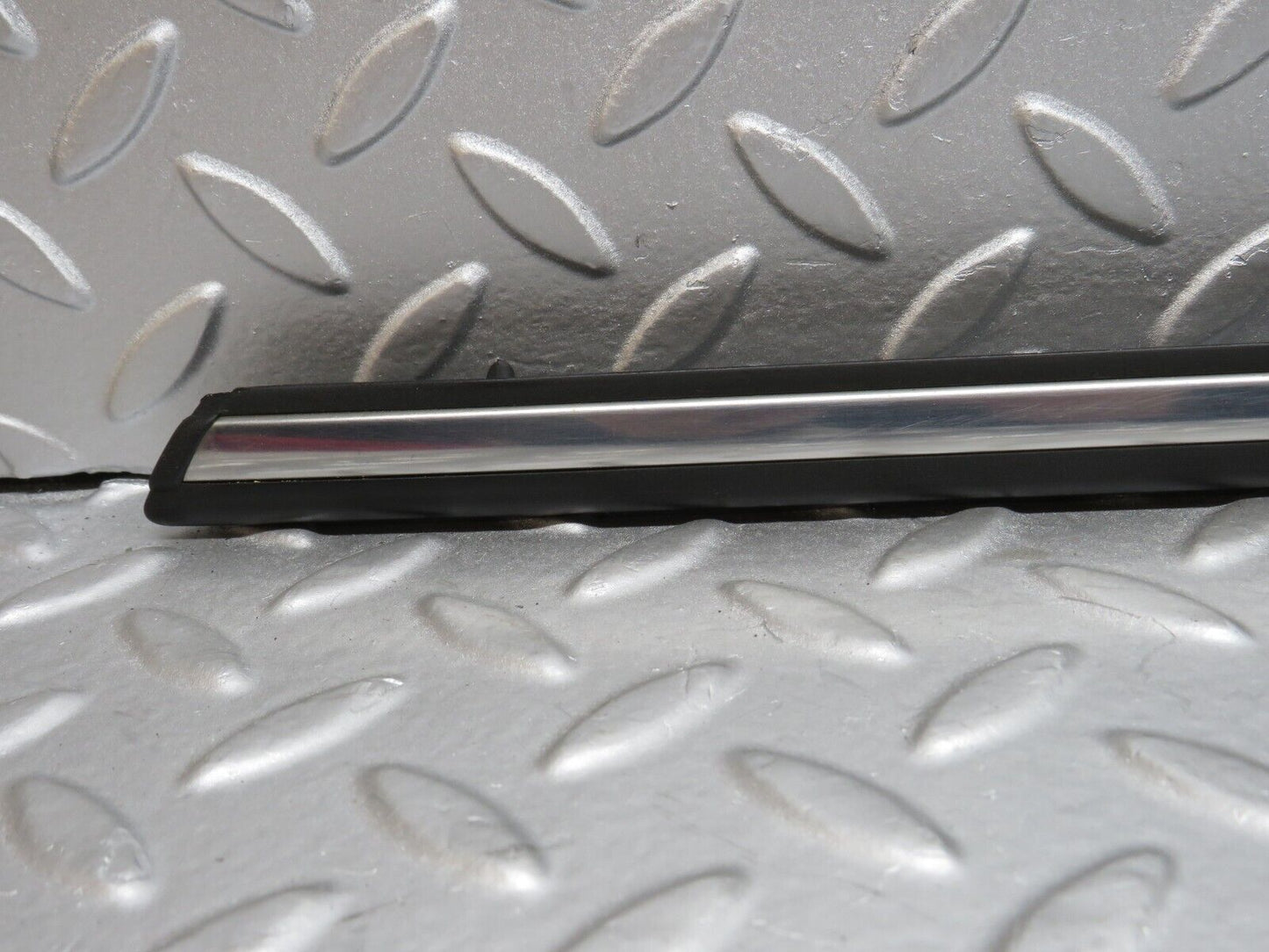 40638 Mercedes-Benz W123 300D Front Right Fender Wing Centre Moulding Trim