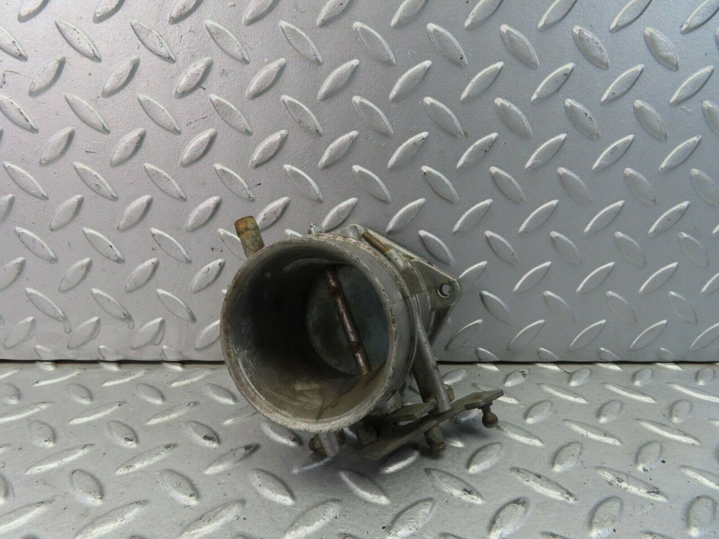 8686 Mercedes-Benz W111 Throttle Body