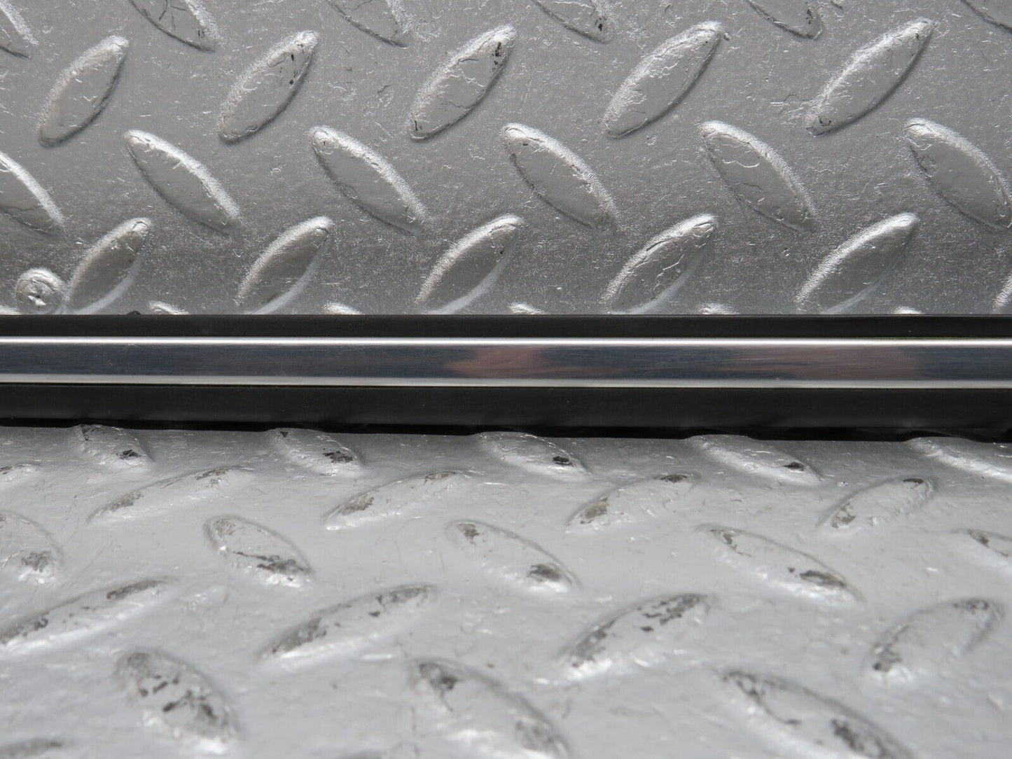 40638 Mercedes-Benz W123 300D Front Right Fender Wing Centre Moulding Trim