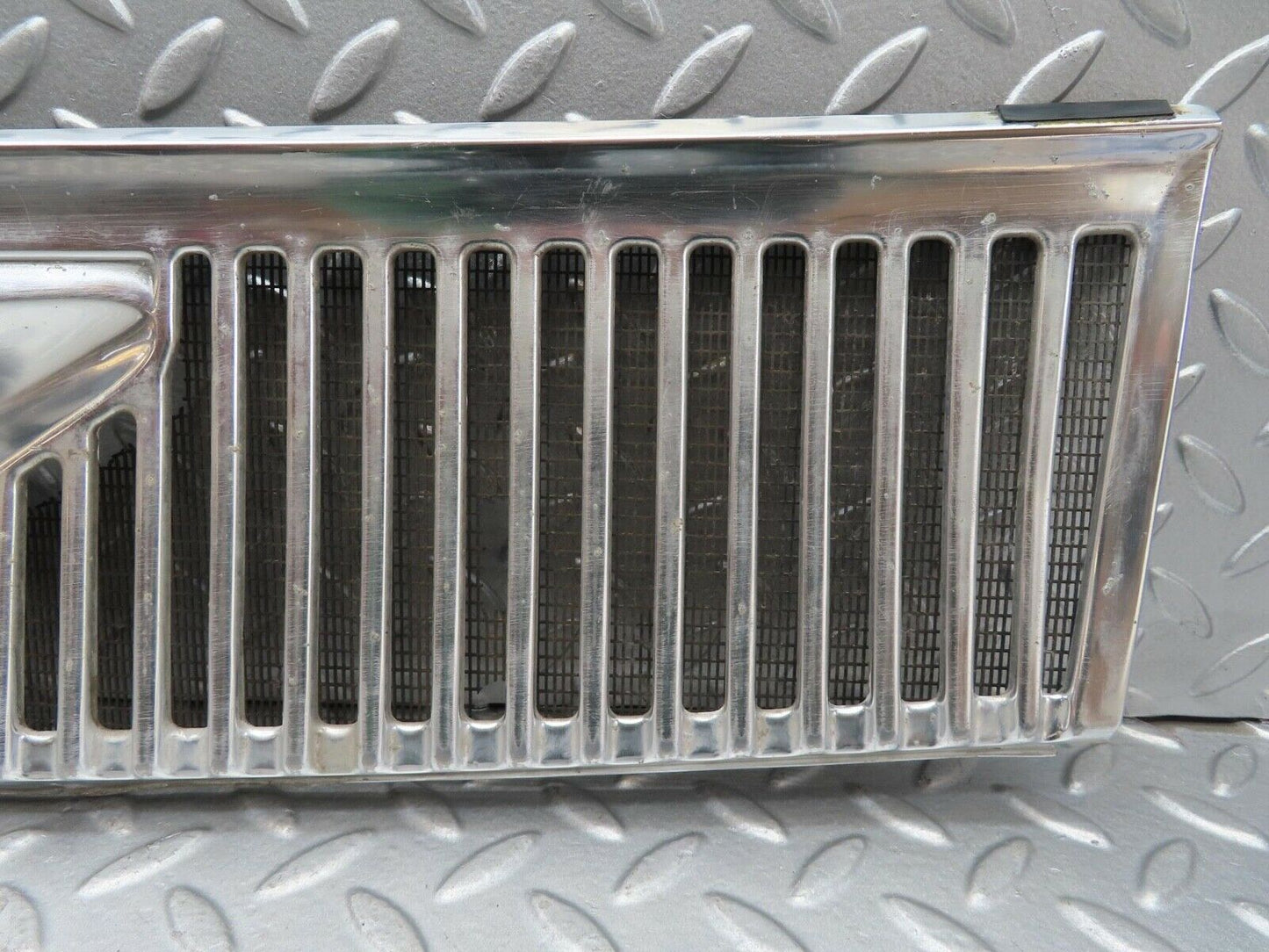 14208 Mercedes-Benz W116 350SE Air Intake Chrome Grill
