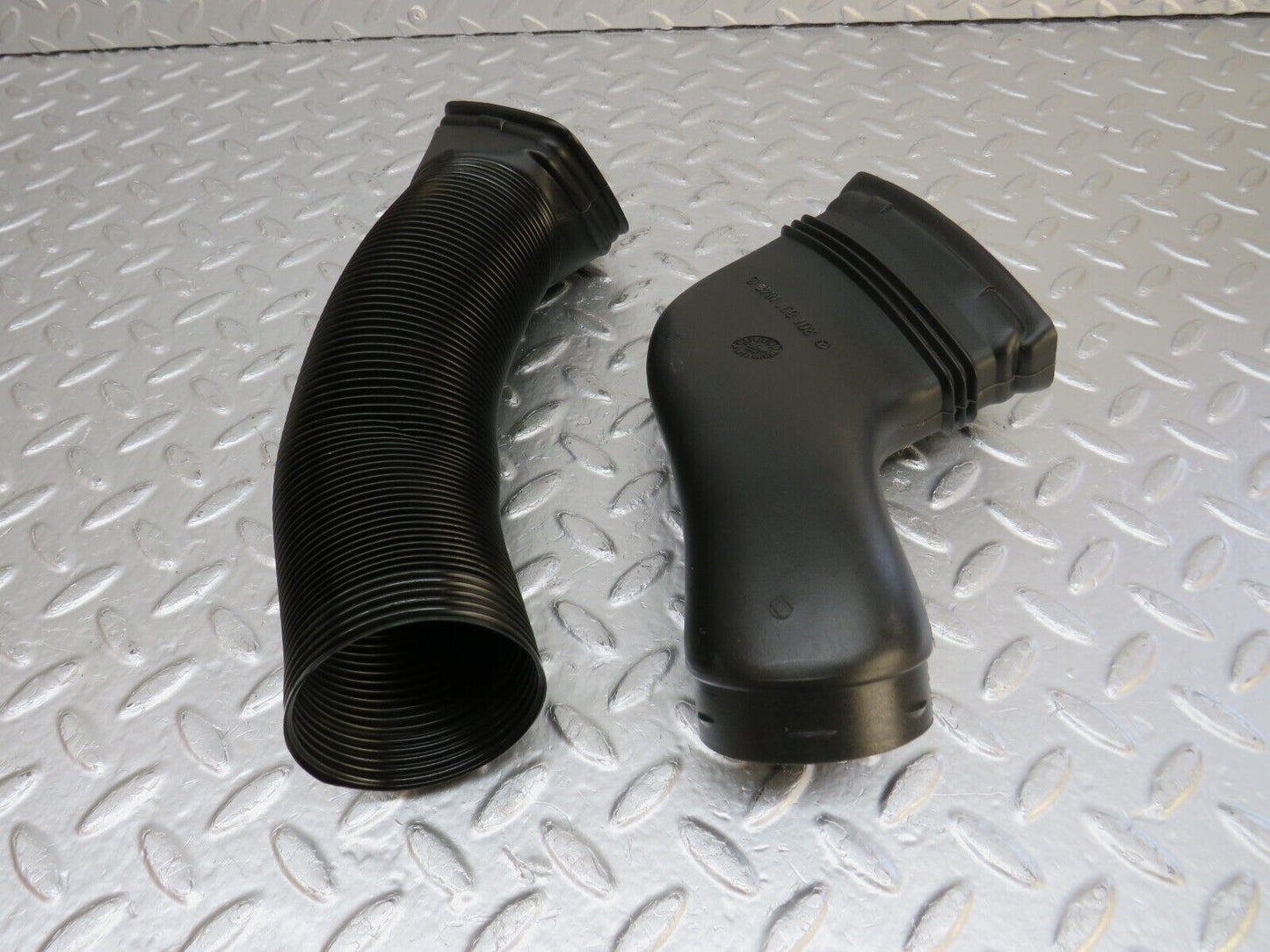 33584 Mercedes-Benz W201 190E 2.0L Air Duct Pipe Hose Right 2018311846 2018311646