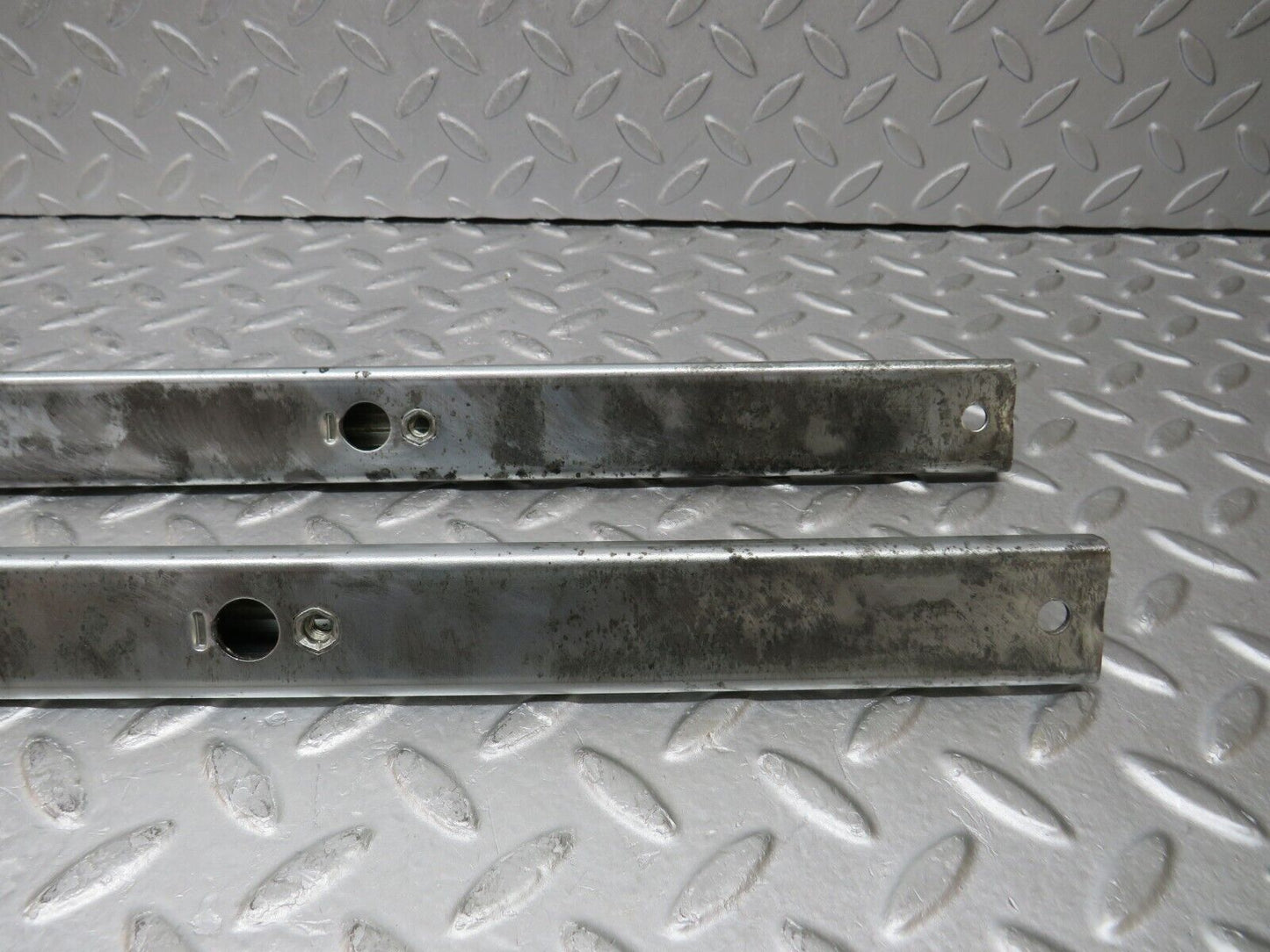 37082 Mercedes-Benz C126 420SEC Coupe Front Right Seat Rail Pair