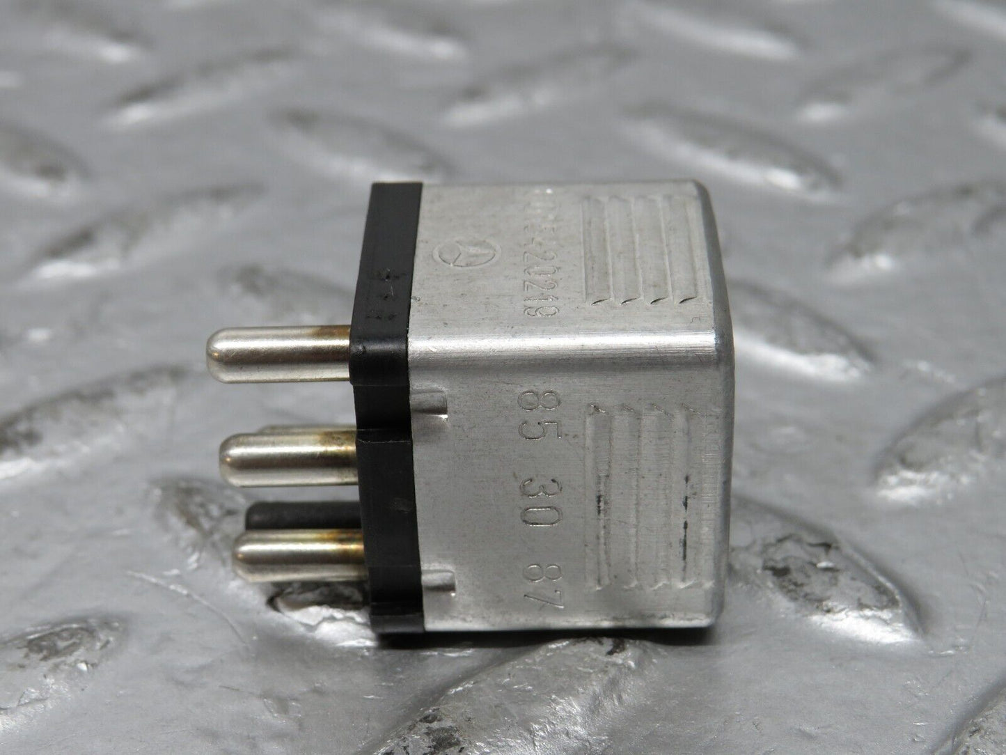32055 Mercedes-Benz W123 230E Multi Purpose Relay 0015420219
