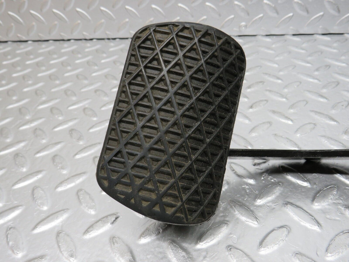 30368 Mercedes-Benz W124 230E Brake Pedal 1232910082