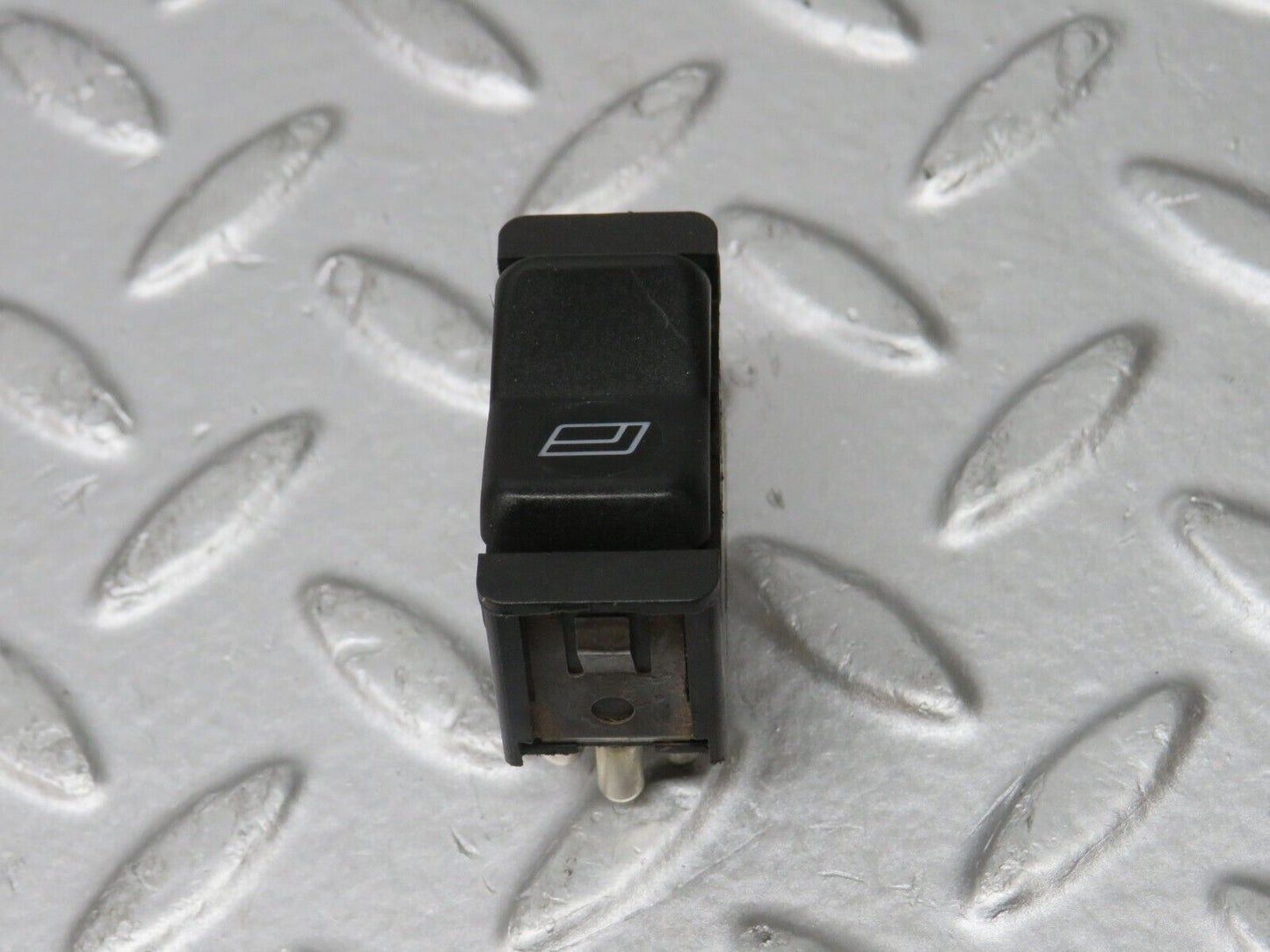 32209 Mercedes-Benz W123 230E Rear Right Electric Window Switch 0008208410