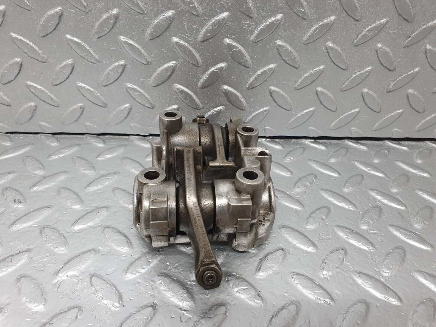 43064 Mercedes-Benz W123 Rocker Arms Camshaft Bearing Block 1020512110
