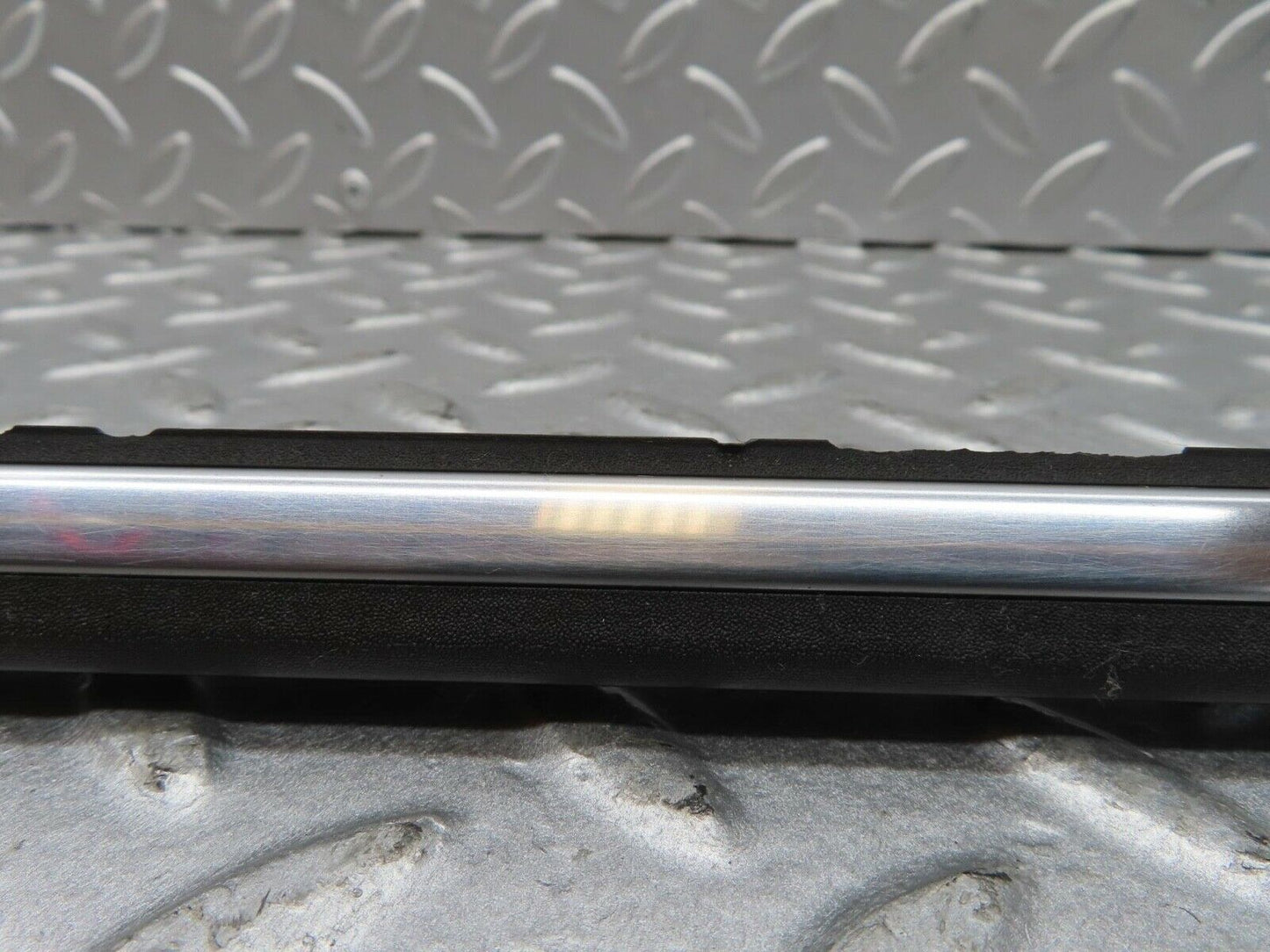13444 Mercedes-Benz W123 200 Front Right Door Centre Moulding Trim