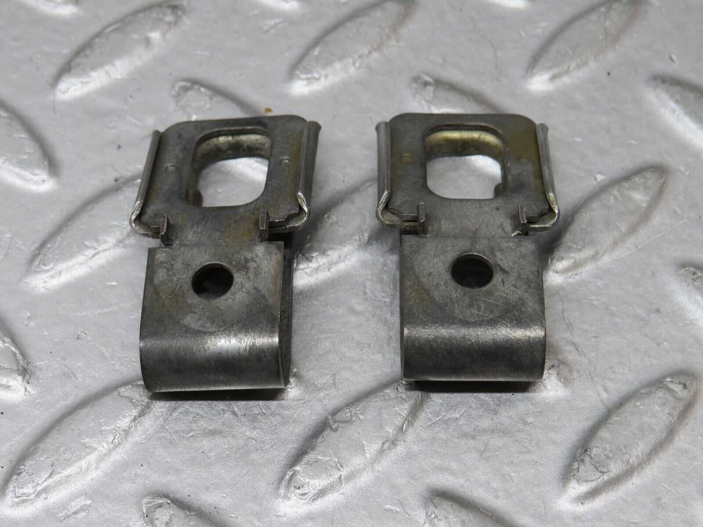 36244 Mercedes-Benz W126 420SE Fuel Injector Bracket 2x