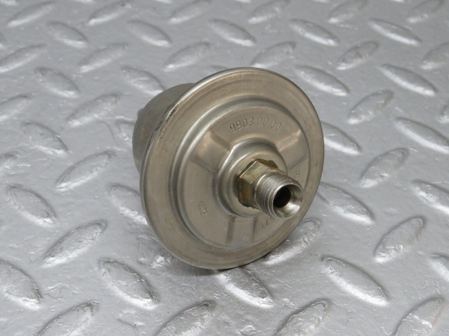 36572 Mercedes-Benz W201 190E 2.0L Fuel Pressure Regulator 0004760621