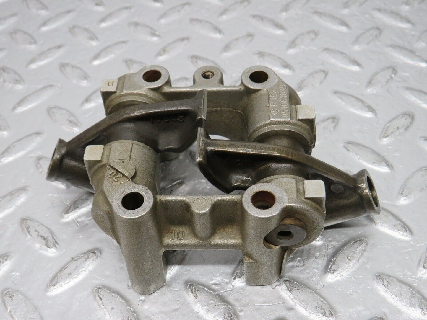 32622 Mercedes-Benz S124 300TE Rocker Arms Camshaft Bearing Block 1030510610