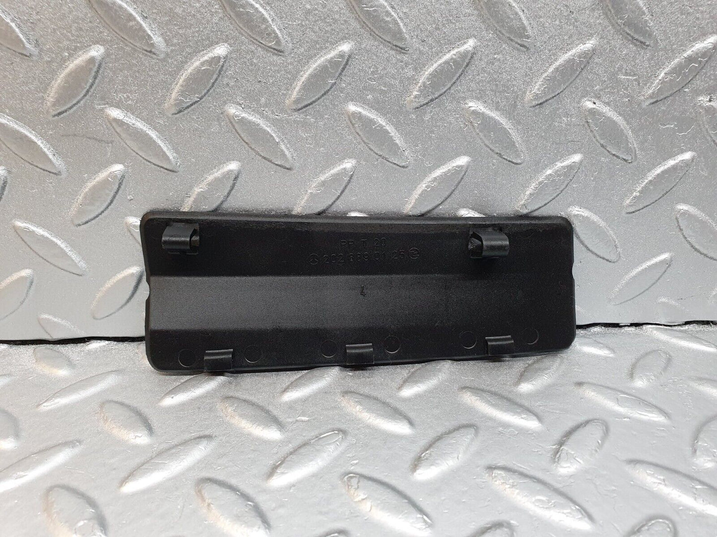 41975 Mercedes-Benz W202 C200 Windscreen Washer Nozzle Cover Trim 2028890025