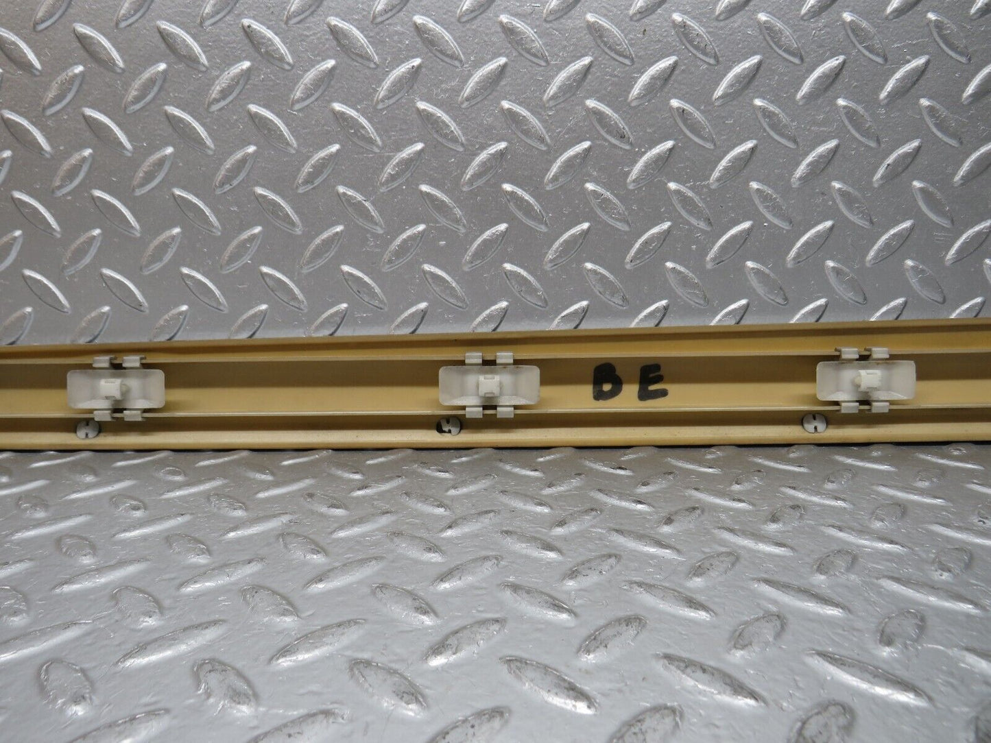 32287 Mercedes-Benz W220 S430 Front Left Door Centre Moulding Trim 2206900562