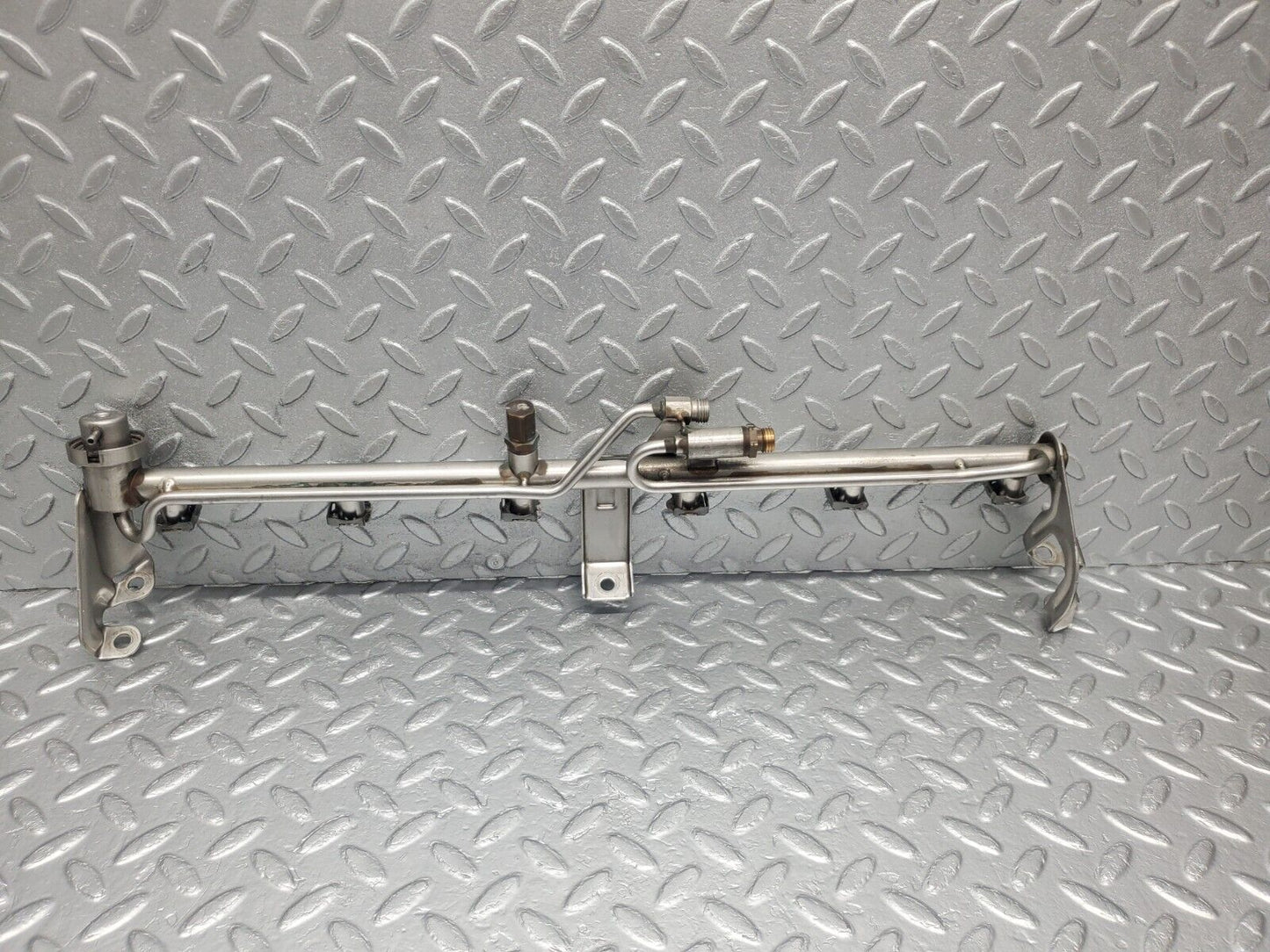 46173 Mercedes-Benz W124 280E Fuel Injector Rail With Pressure Regulator 0000781589