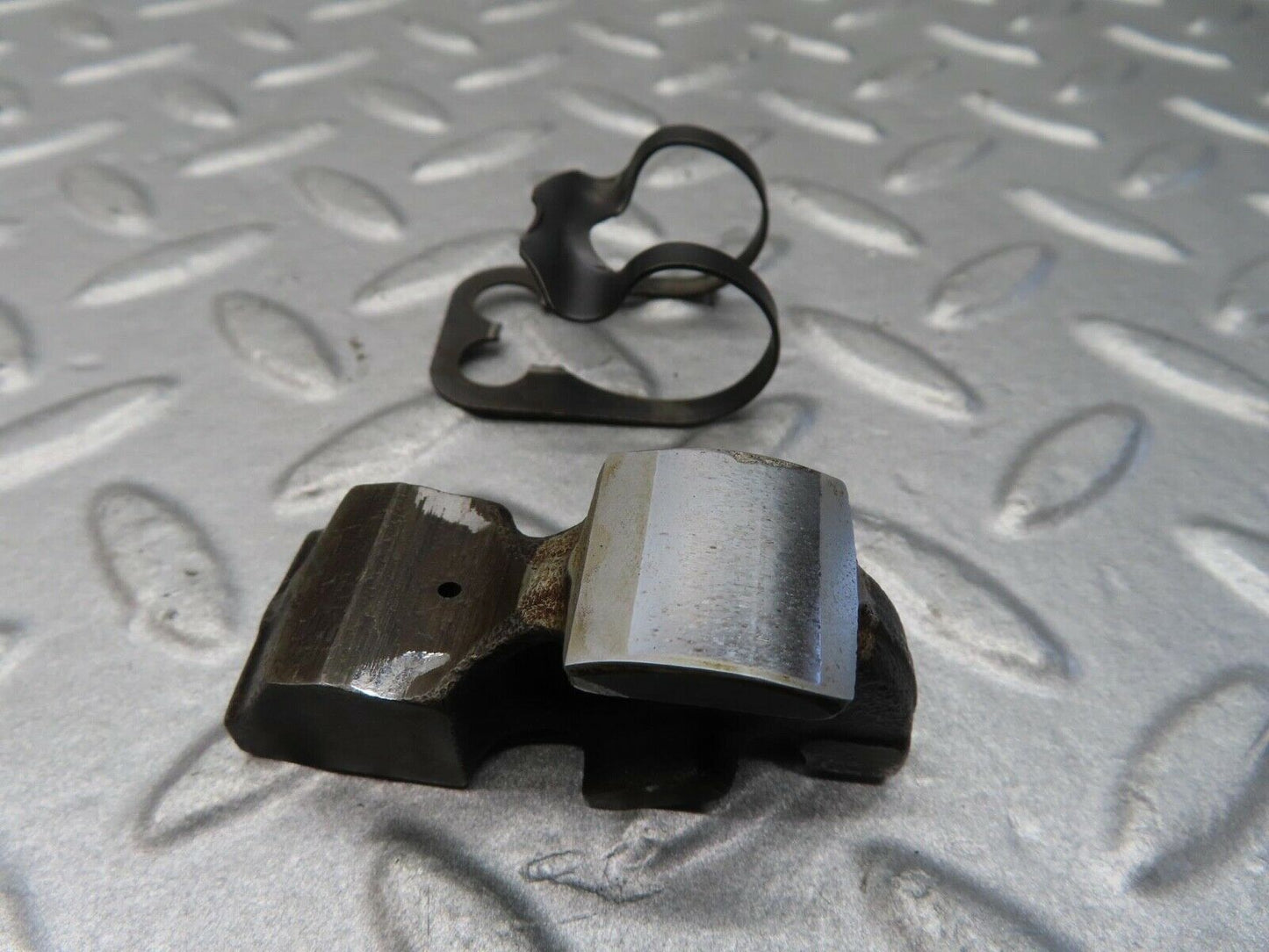16154 Mercedes-Benz W123 280E Valve Rocker Arm With Retaining Spring