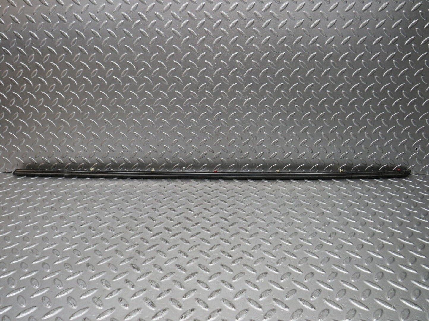 28620 Mercedes-Benz W123 280E Front Right Fender Wing Centre Moulding Trim