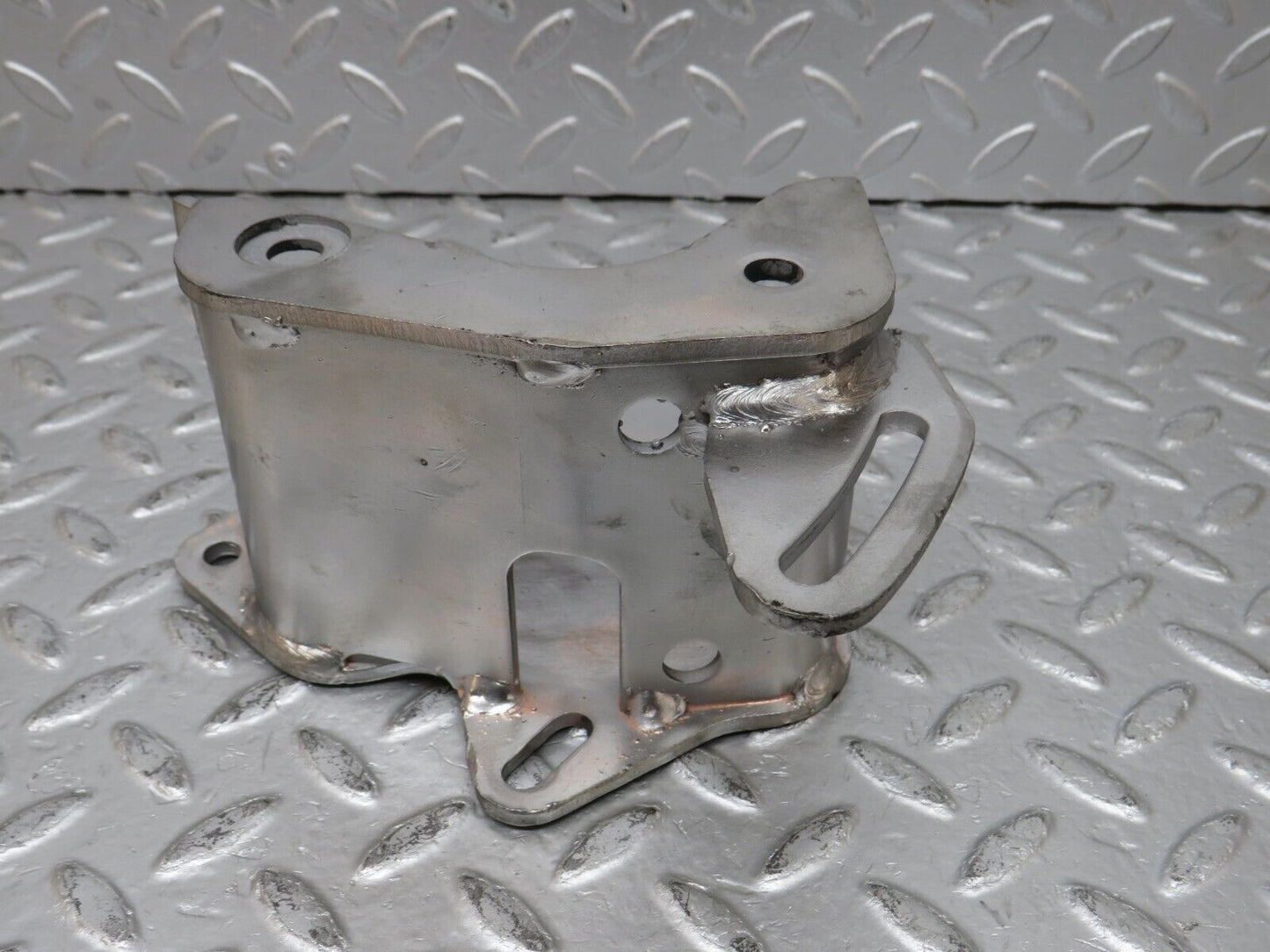 32850 Mercedes-Benz C107 R107 350 V8 Power Steering Pump Bracket