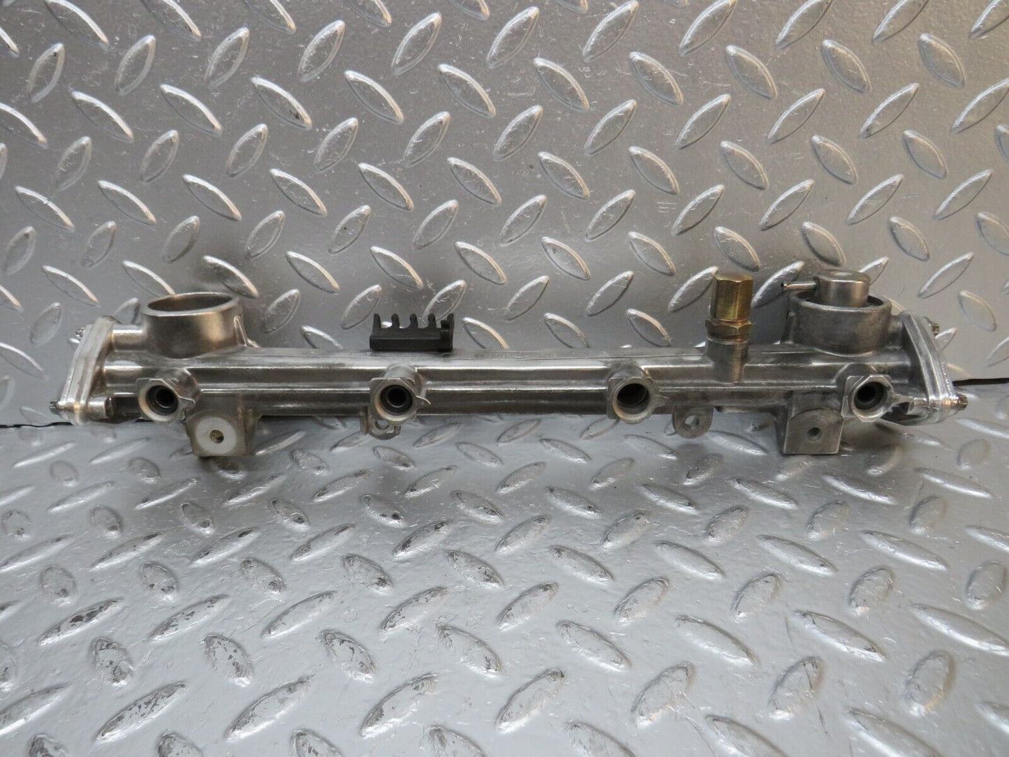 31214 Mercedes-Benz S124 220TE Wagon Fuel Injector Rail 1110780745