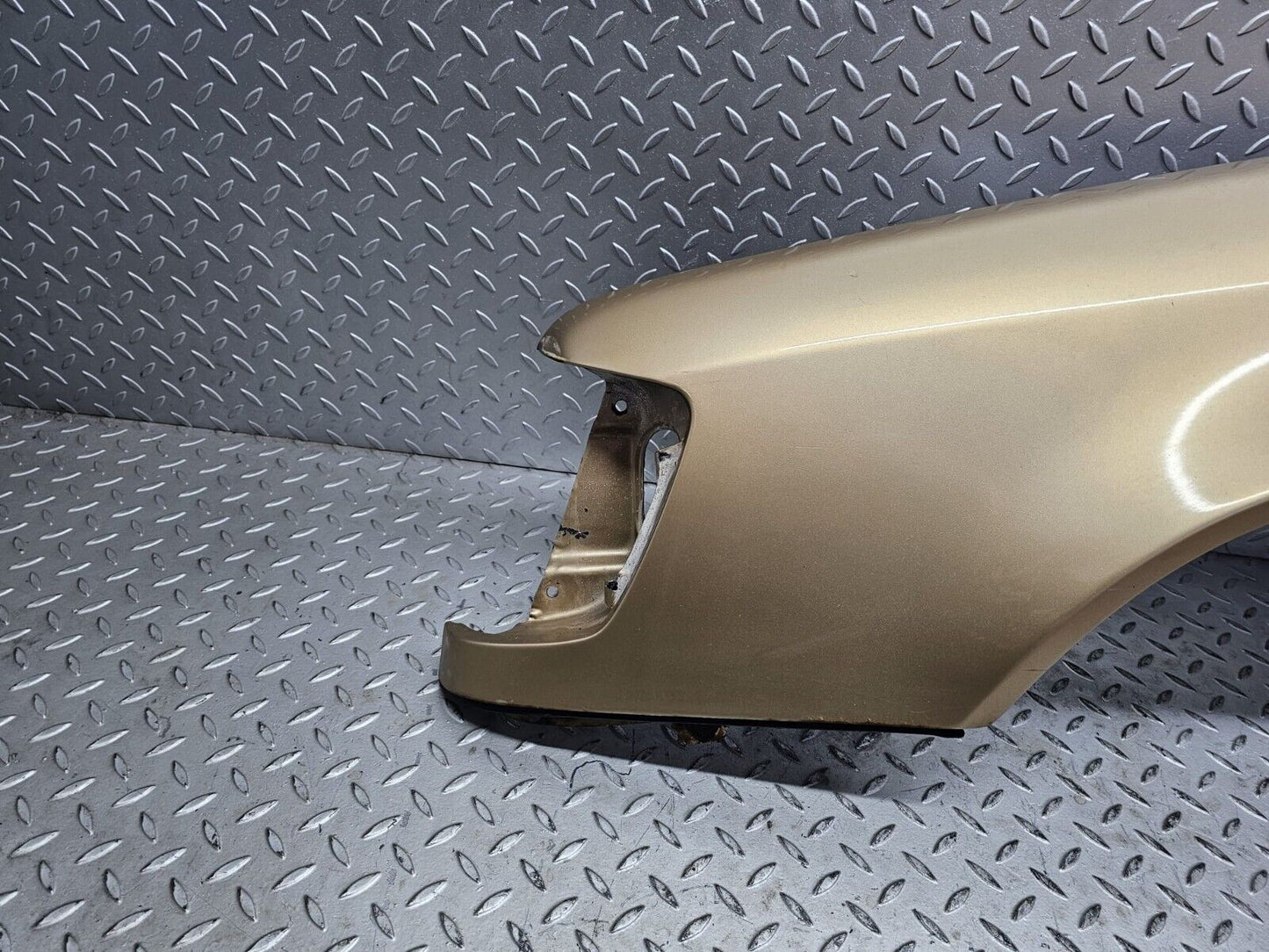40853 Mercedes-Benz W124 200 Front Left Wing Fender
