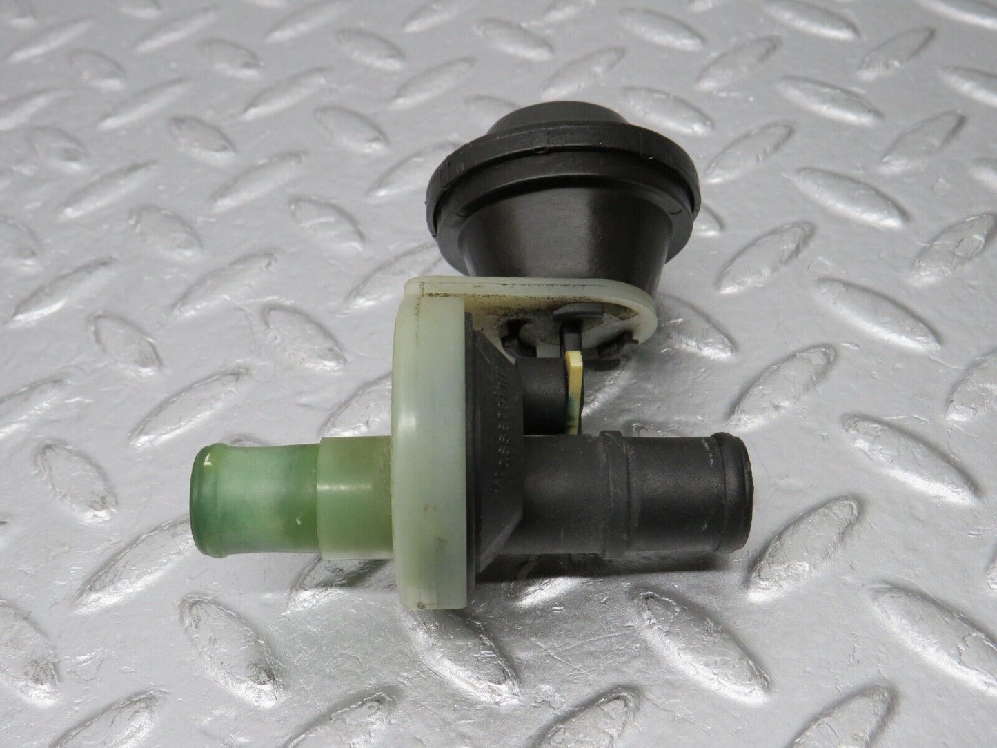 38798 Mercedes-Benz W201 190E 2.6L Heater Control Valve
