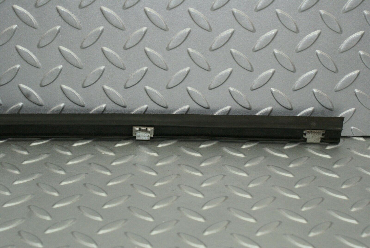 2647 Mercedes-Benz W116 350SE Glass Seal Trim Rubber Front Right