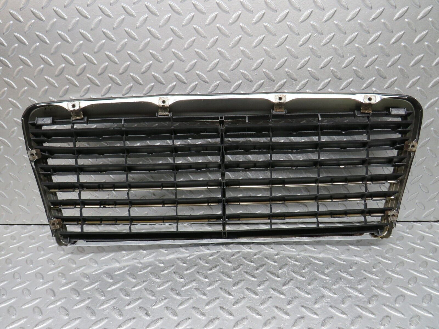 37840 Mercedes-Benz A124 320E Cabriolet Bonnet Grill Chrome 1408880323
