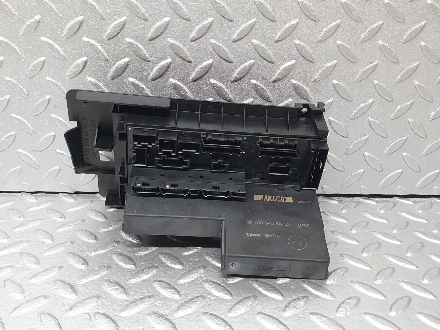 41815 Mercedes-Benz W202 C200 Relay Box Fuse Box 0095455632 0025451901 2085450340