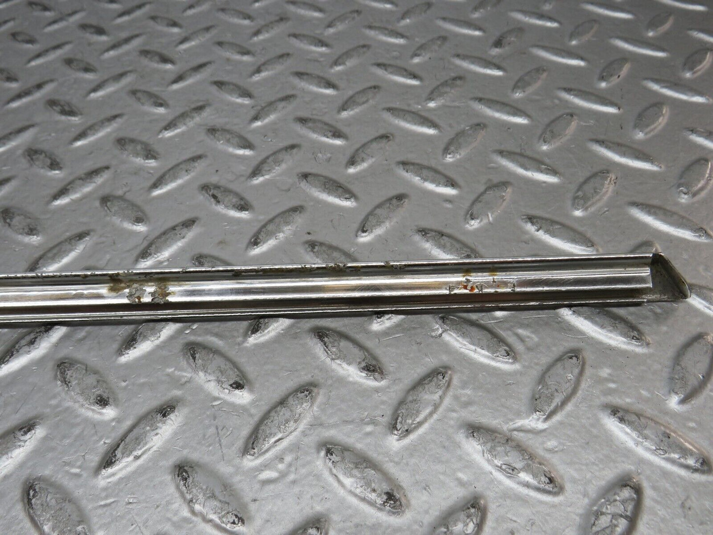 28884 Mercedes-Benz W123 230E Front Right Door Chrome Moulding Trim
