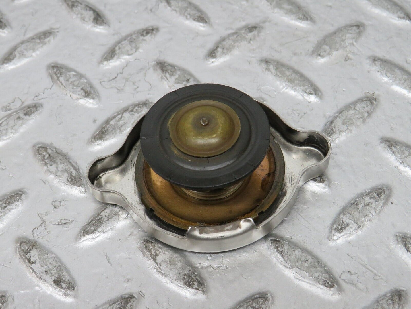 27251 Mercedes-Benz W123 280E Radiator Cap 1235010015