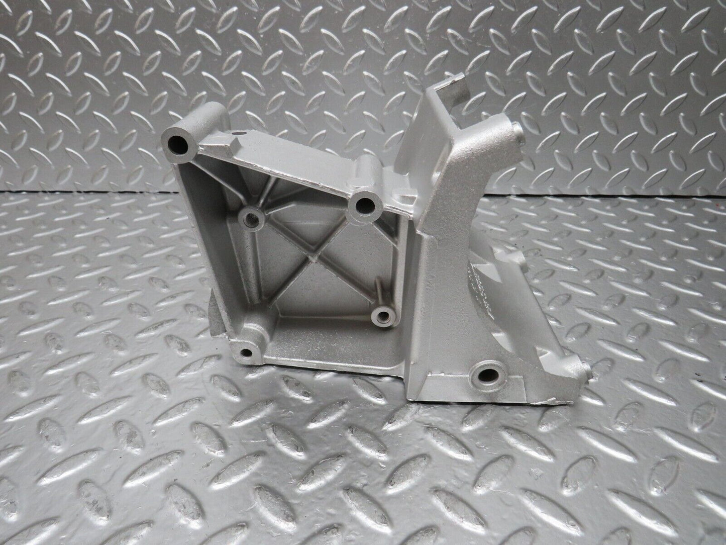 24991 Mercedes-Benz W140 S320 Air Con Compressor Bracket 1042360130