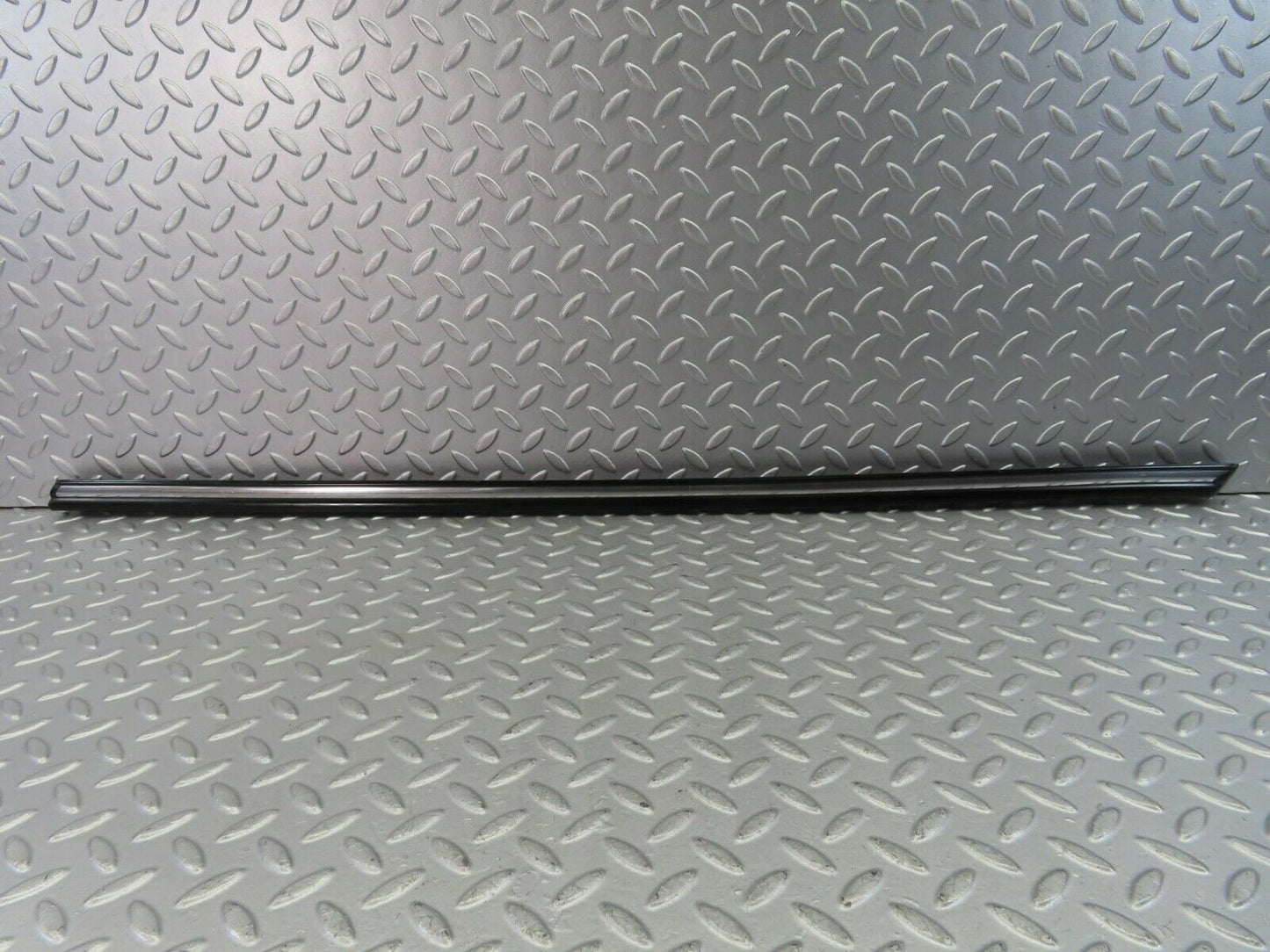 10287 Mercedes-Benz W116 Front Right Door Centre Moulding Trim