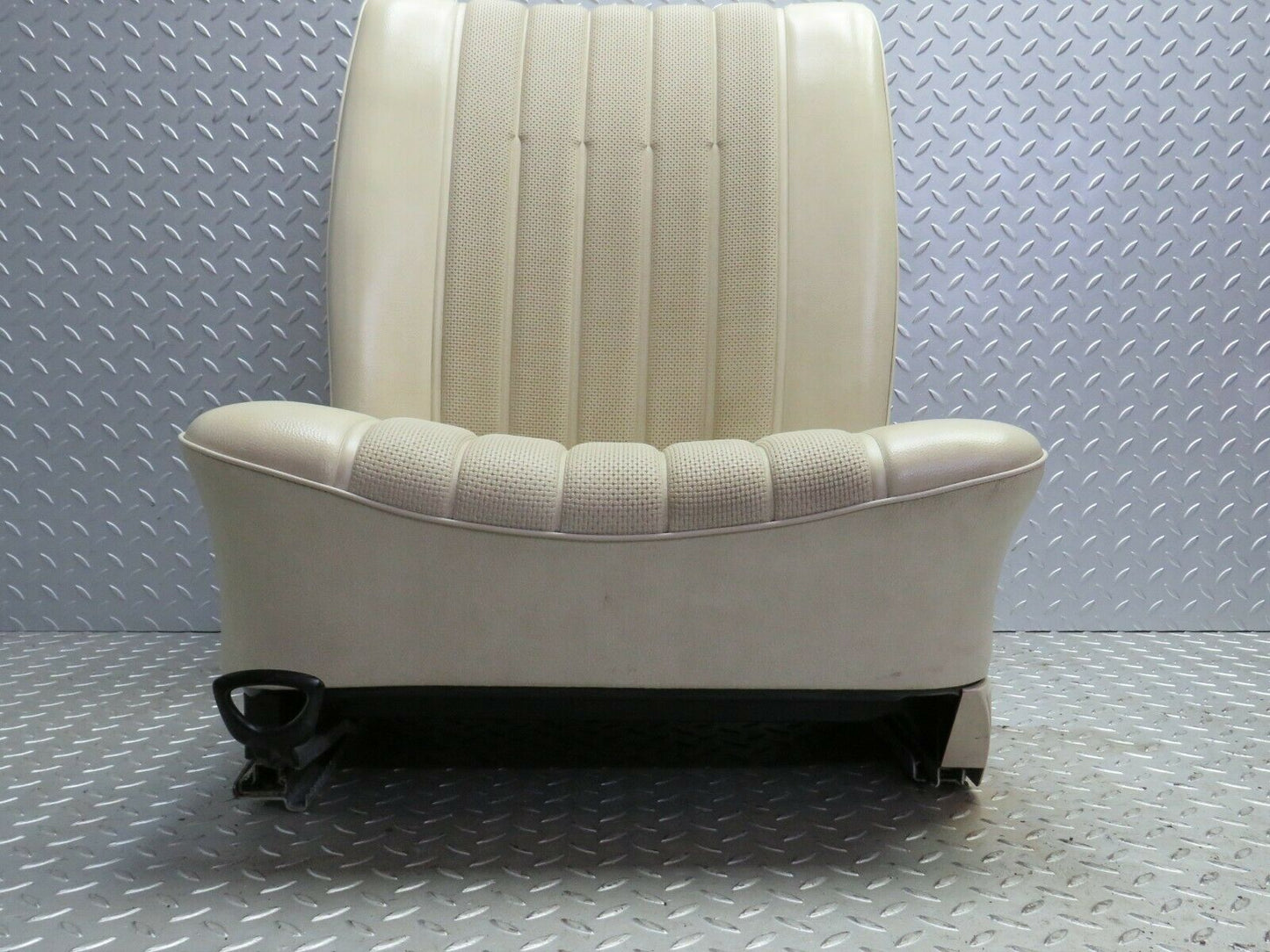 23428 Mercedes-Benz W114 280E Front Left Seat Cream Leather