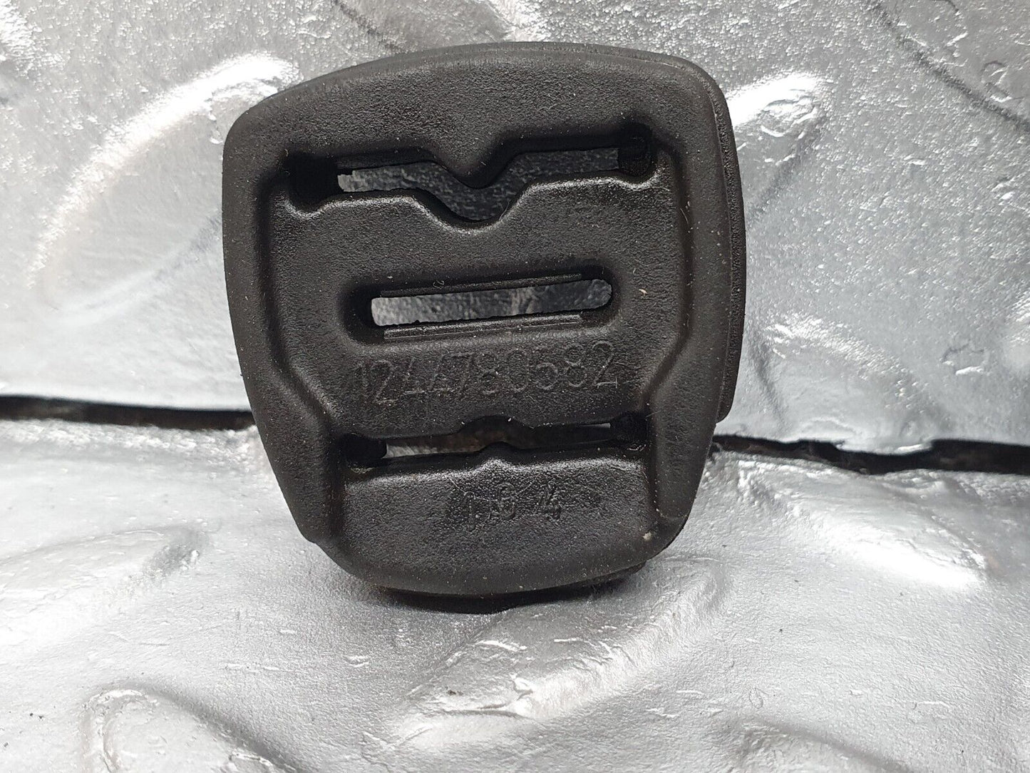 41845 Mercedes-Benz W202 C200 Fuel Pump Fuel Filter Rubber Bracket 1244780582