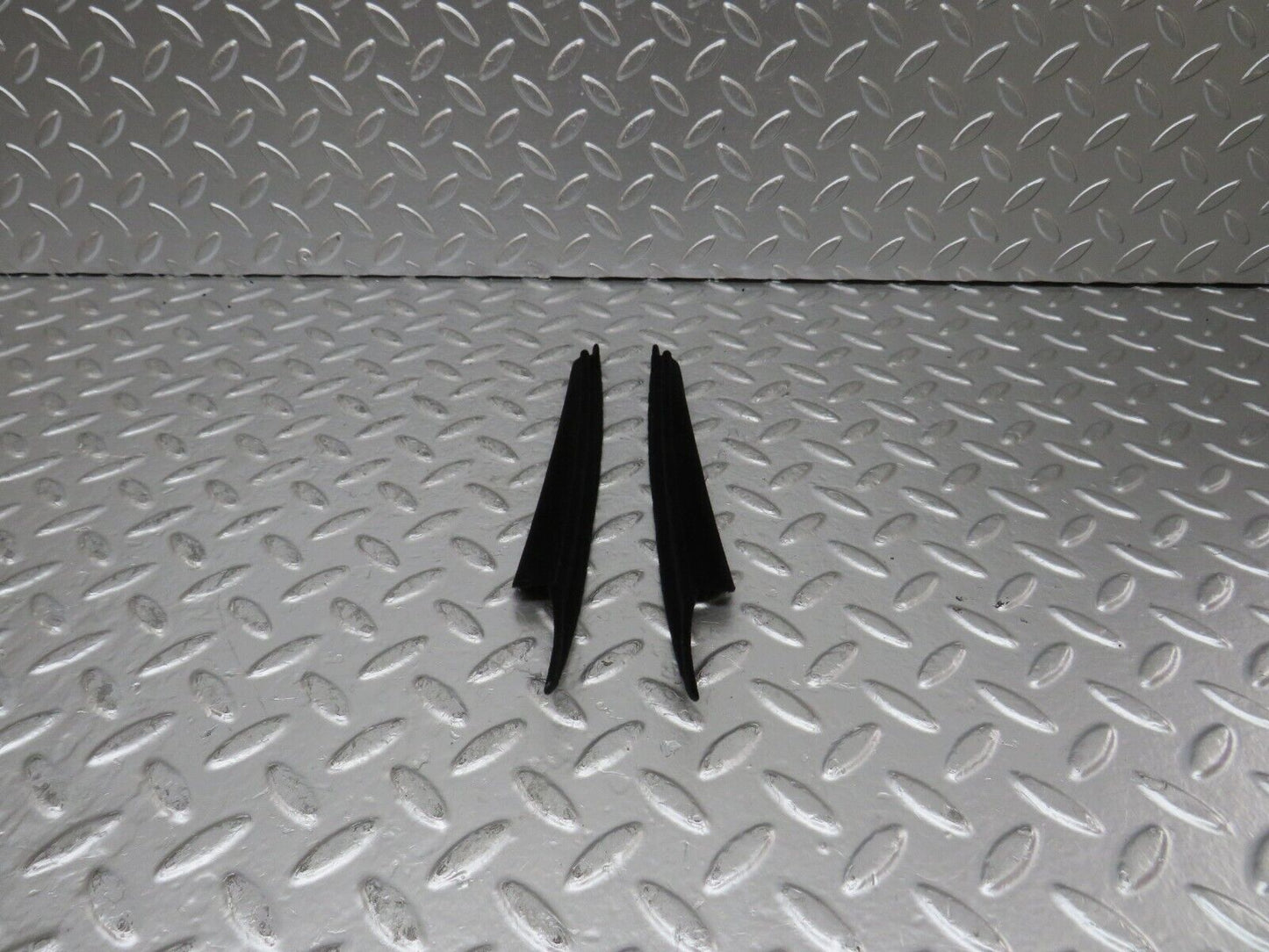25043 Mercedes-Benz W140 S320 Front Door Window Trim Pair 1407250194 140725029