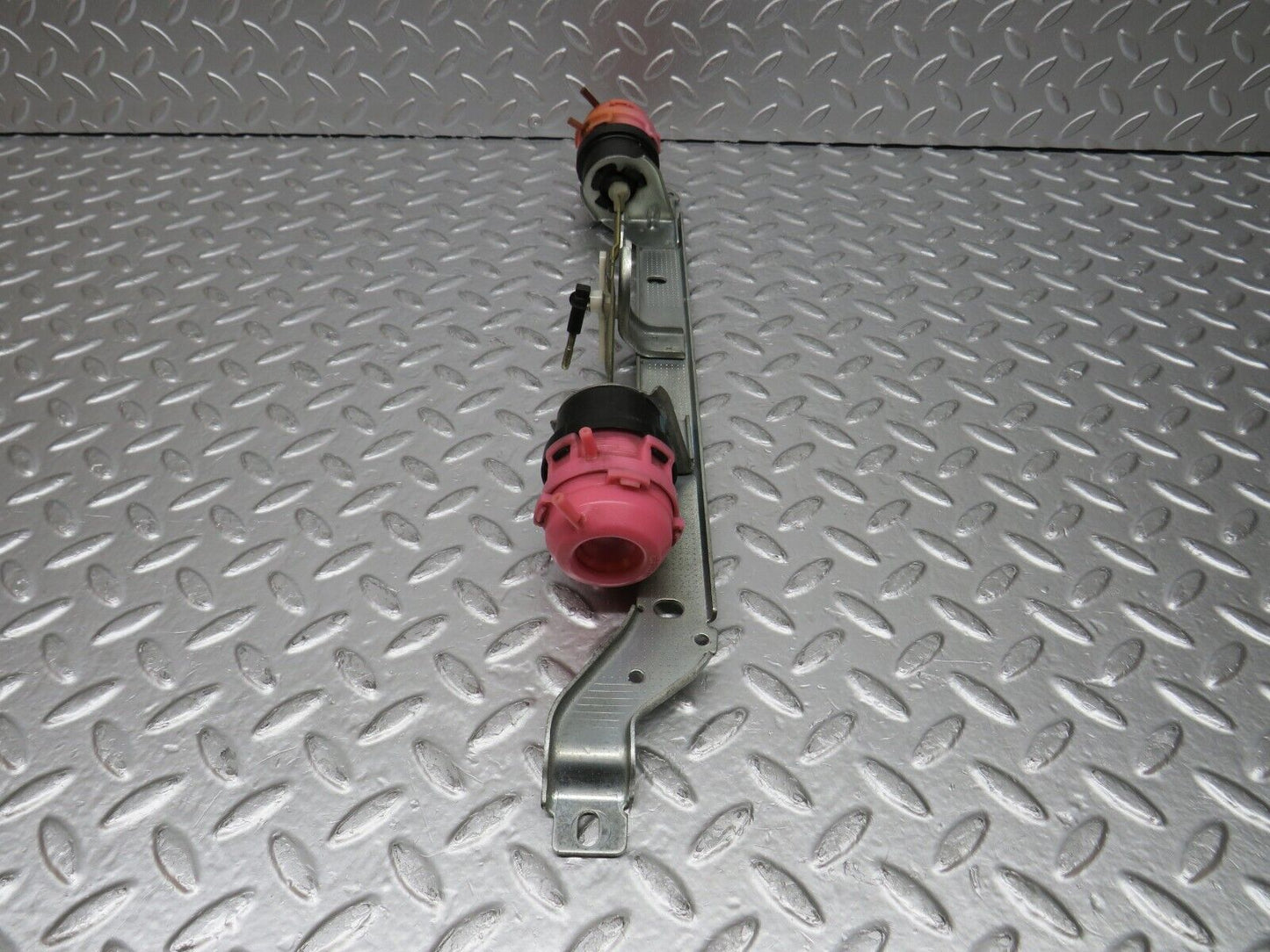 31355 Mercedes-Benz S124 220TE Wagon Heater Box Vacuum Actuator 9061820412