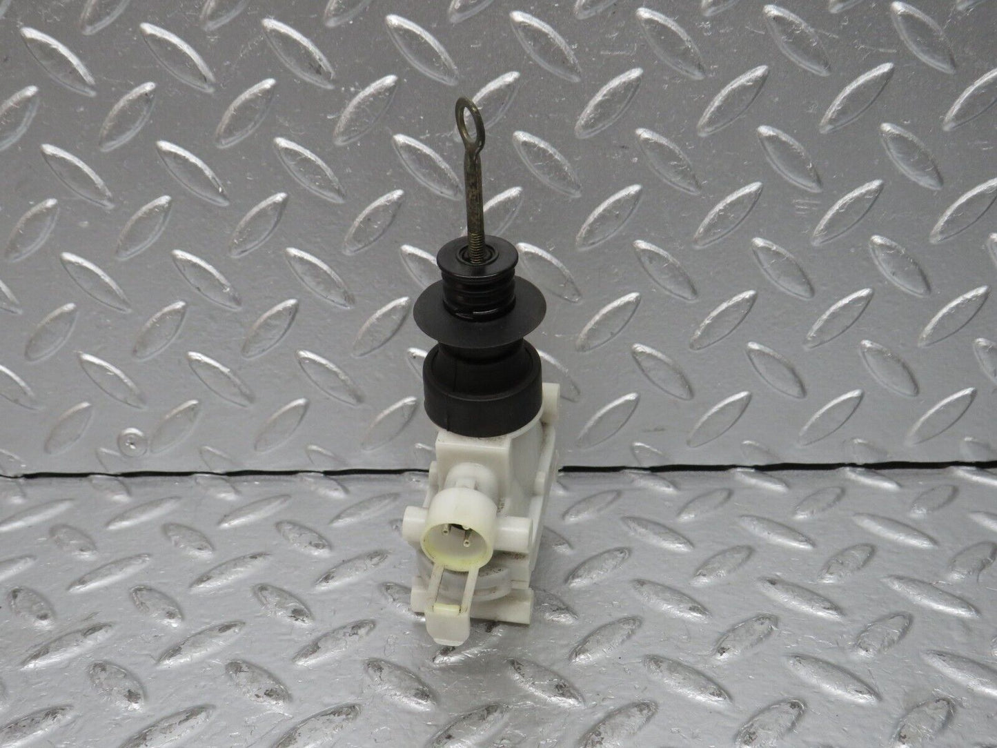 31638 Mercedes-Benz W201 190LE 1.8L Door Lock Vacuum Actuator Front Left