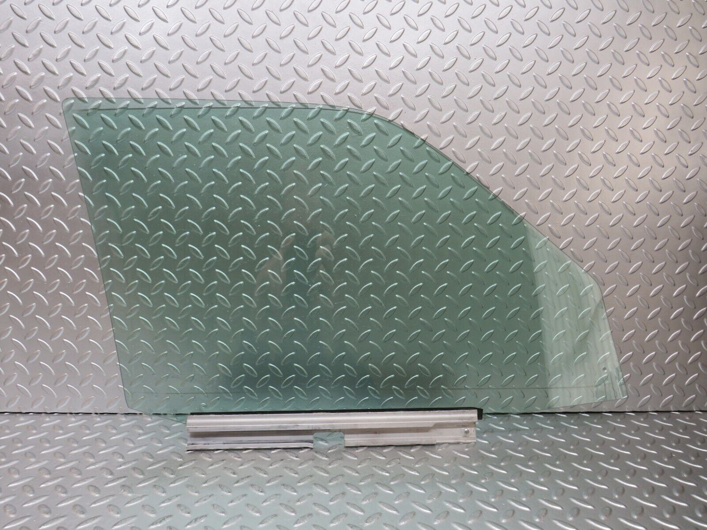 25148 Mercedes-Benz W201 190D Front Left Door Window Glass