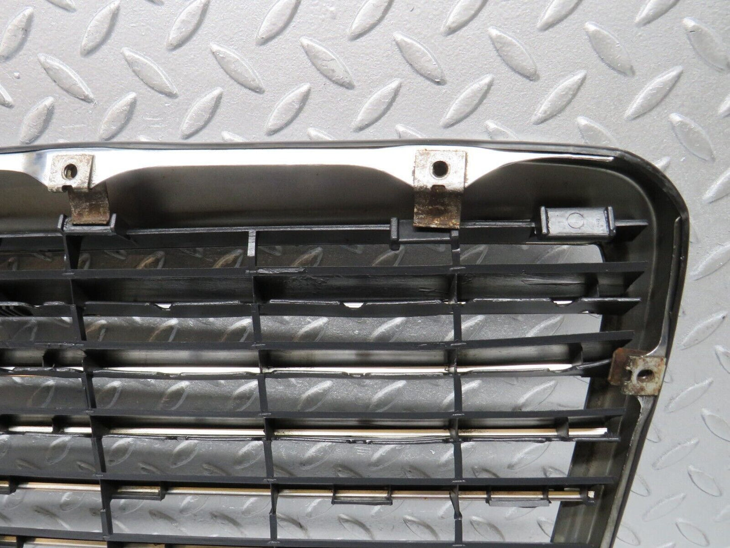 37840 Mercedes-Benz A124 320E Cabriolet Bonnet Grill Chrome 1408880323
