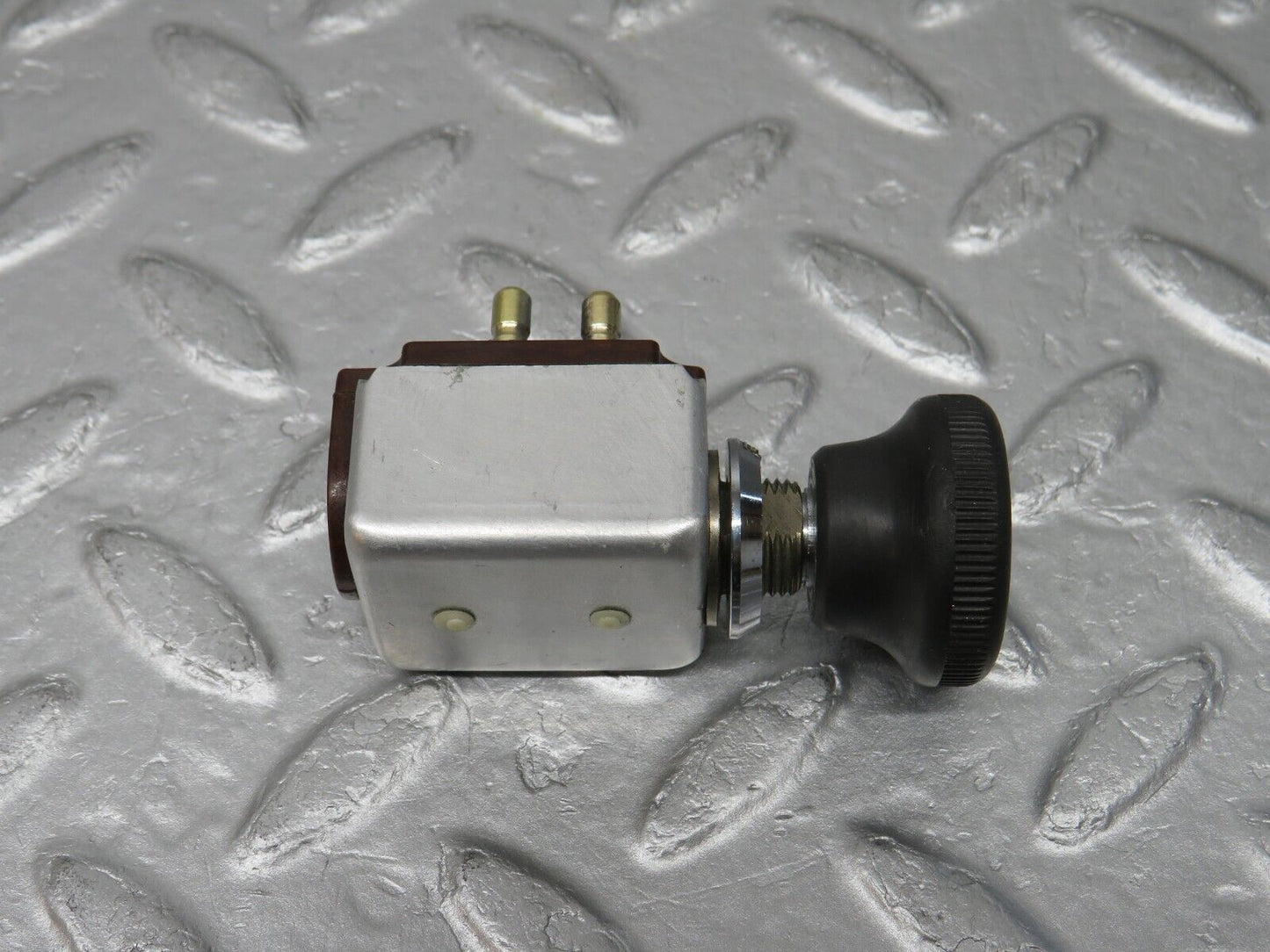 37530 Mercedes-Benz W109 300SEL 3 Pin Pull Switch 31263001