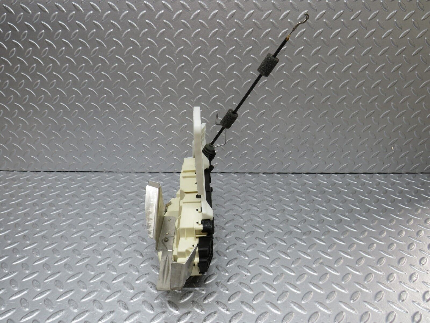 35235 Mercedes-Benz W221 Front Right Door Lock Mechanism 2217202835