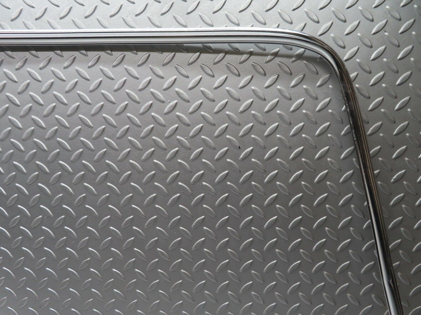 19122 Mercedes-Benz W123 300D Rear Windscreen Chrome Frame