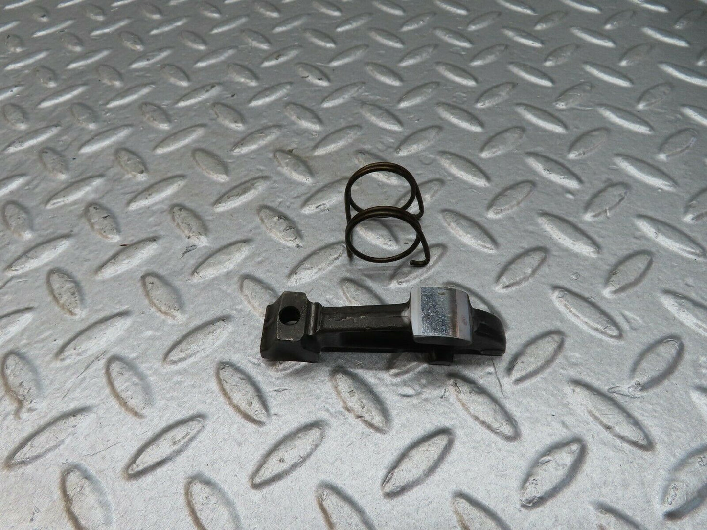 18067 Mercedes-Benz W123 200 Valve Rocker Arm With Retaining Spring